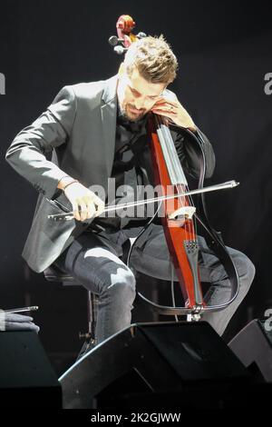 Vérone, Italie. 22nd septembre 2022. Le 2Cellos - Luka Sulic pendant 2Cellos - Tour du monde, concert de musique à Vérone, Italie, 22 septembre 2022 crédit: Agence de photo indépendante/Alamy Live News Banque D'Images