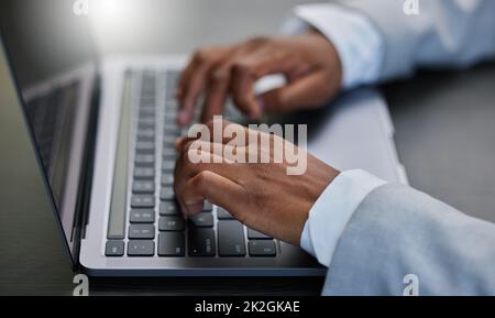 Envoi via ces documents. Photo d'une femme d'affaires utilisant un ordinateur portable. Banque D'Images