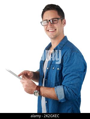 Toutes les informations dont j'ai besoin d'un simple contact. Portrait en studio d'un jeune homme charmant tenant une tablette numérique isolée sur blanc. Banque D'Images