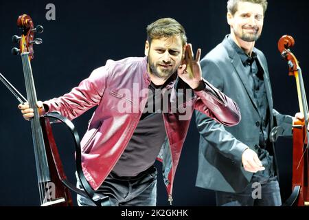 Vérone, Italie. 22nd septembre 2022. Le 2Cellos - Stjepan Hauser en 2Cellos - Tour du monde, concert de musique à Vérone, Italie, 22 septembre 2022 crédit: Agence de photo indépendante/Alamy Live News Banque D'Images