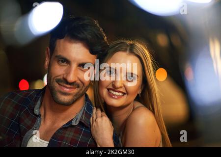 Passer une soirée romantique. Photo d'un jeune couple sur une date dans la ville. Banque D'Images