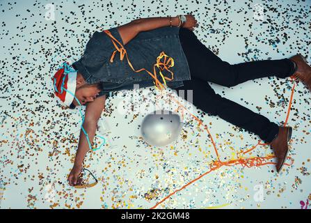 Je pense que j'ai dépassé cette question. Une photo en grand angle d'un jeune homme ivre est passée de la piste de danse lors d'une fête du nouvel an. Banque D'Images