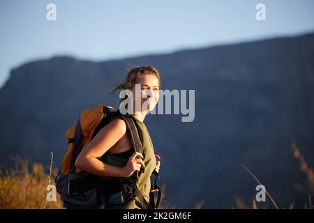 Une promenade dans la nature marche l'âme de retour à la maison. Photo d'une belle jeune femme portant un sac à dos tout en randonnée. Banque D'Images