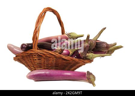 Panier d'aubergines fraîches isolées sur blanc Banque D'Images