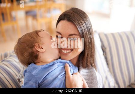 Elle prend après sa mère. Une adorable petite fille avec sa mère. Banque D'Images