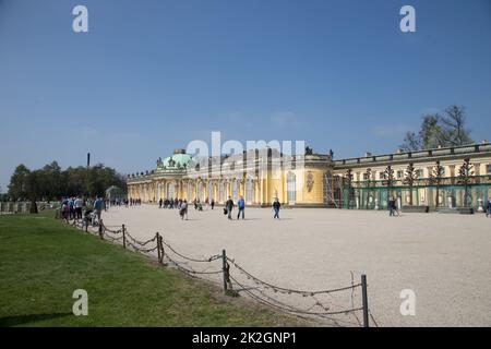 Schloss Sans Souci in Potsdam mit Passanten und Touristen Stock Photo