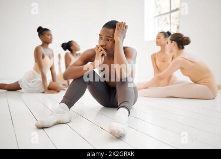 Soyez là pour eux quand ils arrivent. Studio photo d'un jeune danseur de ballet ayant une journée stressante dans un studio de danse. Banque D'Images