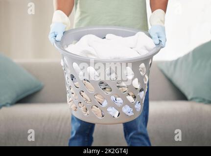 C'est une excellente journée pour un peu de linge propre. Photo d'un homme tenant un panier de linge. Banque D'Images