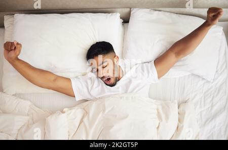 Mon oreiller me donne une nouvelle coiffure chaque matin. Photo d'un jeune homme se réveillant dans un lit à la maison. Banque D'Images