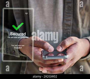 Un virus sur votre appareil est un virus de trop. Prise de vue d'un homme méconnaissable à l'aide d'un smartphone pour rechercher des menaces. Banque D'Images