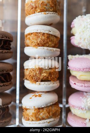 Pile de macarons colorés - douceur française, gros plan, vue du dessus. Concept de bonbons français. Banque D'Images