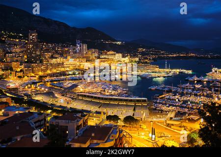 Vue de Monaco dans la nuit Banque D'Images