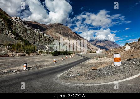 Route de Diskit gompa monastère bouddhiste tibétain, Ladakh Banque D'Images