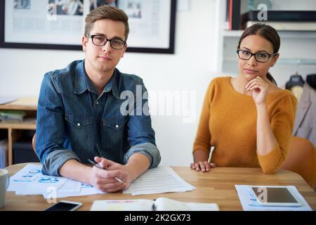 C'est le meilleur de l'entreprise. Portrait de deux collègues travaillant ensemble sur un projet créatif. Banque D'Images