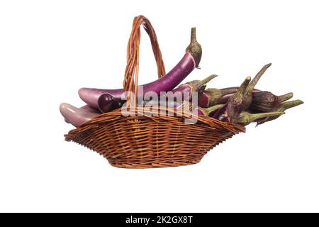 Panier d'aubergines fraîches isolées sur blanc Banque D'Images