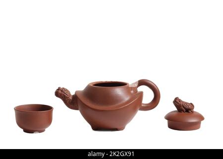 Pot à thé et tasses asiatiques vintage isolés sur fond blanc Banque D'Images