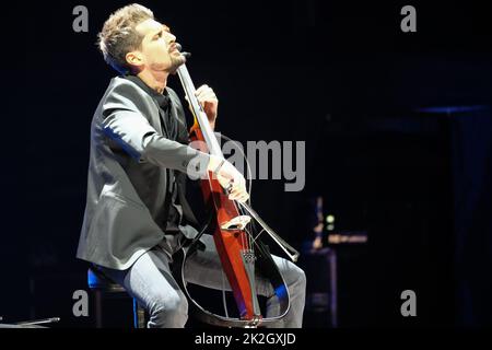 Vérone, Italie. 22nd septembre 2022. Le 2Cellos - Luka Sulic pendant 2Cellos - Tour du monde, concert de musique à Vérone, Italie, 22 septembre 2022 crédit: Agence de photo indépendante/Alamy Live News Banque D'Images