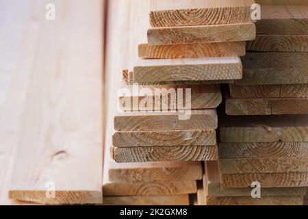 Pile de nouveau les planches de bois sur un volume de stockage Banque D'Images