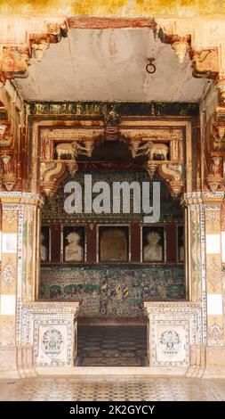 Peintures sur le mur et le plafond de Phool Mahal ou palais des fleurs, fort de Taragarh, Bundi, Rajasthan Inde. Banque D'Images