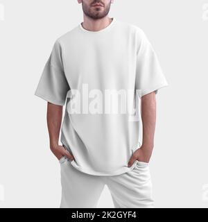 Maquette d'un t-shirt grand format pour Homme pour le design, l'imprimé et le motif. Modèle de vêtements pour hommes, vêtements de mode isolés sur fond. Banque D'Images