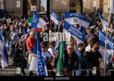 Roma, Italie. 22nd septembre 2022. Les partisans des Frères d'Italie vus à la place. Les dirigeants de la coalition de centre-droit se sont réunis sur la Piazza del Popolo à Rome pour le rassemblement politique ìInsieme per líItaliaî, avant les élections nationales, le 25 septembre 2022. (Photo de Valeria Ferraro/SOPA Images/Sipa USA) crédit: SIPA USA/Alay Live News Banque D'Images