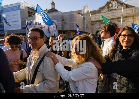 Roma, Italy. 22nd Sep, 2022. Supporters seen dancing at the square. Leaders of the centre-right coalition gathered together in Piazza del Popolo in Rome for the political rally ìInsieme per líItaliaî, before the National Elections, on 25 September 2022. (Photo by Valeria Ferraro/SOPA Images/Sipa USA) Credit: Sipa USA/Alamy Live News Stock Photo