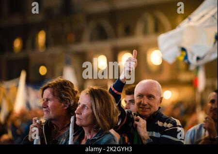 Roma, Italy. 22nd Sep, 2022. Supporters seen at the square during the rally. Leaders of the centre-right coalition gathered together in Piazza del Popolo in Rome for the political rally ìInsieme per líItaliaî, before the National Elections, on 25 September 2022. (Photo by Valeria Ferraro/SOPA Images/Sipa USA) Credit: Sipa USA/Alamy Live News Stock Photo