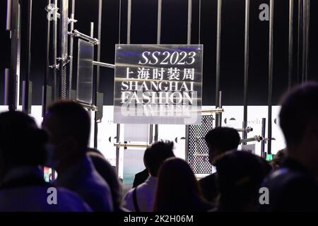 SHANGHAI, CHINE - 22 SEPTEMBRE 2022 - les spectateurs regardent la SS 2023 Shanghai Fashion week à Shanghai, Chine, 22 septembre 2022 Banque D'Images