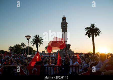 Izmir, Turquie - 15 juillet 2022 : Journée 15 juillet de la démocratie en Turquie Izmir. Poeple tenant des drapeaux turcs sur la place Konak à Izmir et devant le HIS Banque D'Images