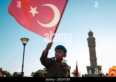 Izmir, Turquie - 15 juillet 2022: Un enfant avec un drapeau turc et un costume de soldat lors des célébrations de la Journée de la démocratie et de la liberté du 15 juillet à Konak S. Banque D'Images