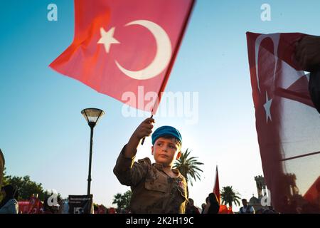 Izmir, Turquie - 15 juillet 2022: Un enfant avec un drapeau turc et un costume de soldat lors des célébrations de la Journée de la démocratie et de la liberté du 15 juillet à Konak S. Banque D'Images