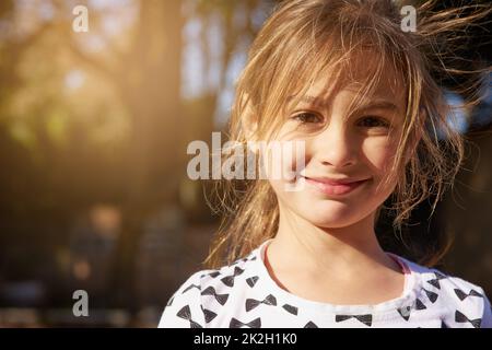 Rien que des jours insouciants. Portrait d'une petite fille appréciant un peu de temps dehors. Banque D'Images