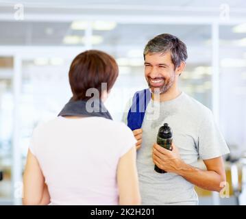 Bonne conversation au centre de fitness. Portrait d'un homme mature avec une femme après un exercice physique. Banque D'Images