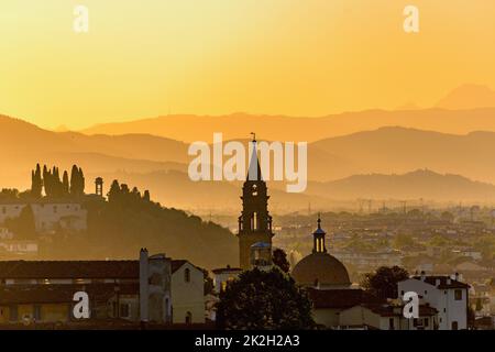 Coucher de soleil sur les collines de Florence en Italie Banque D'Images