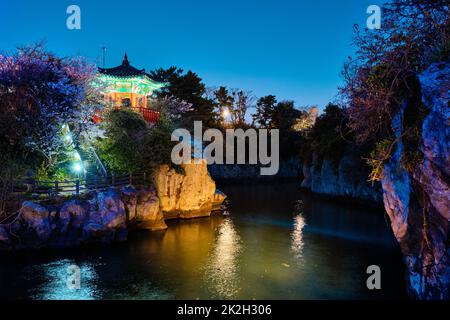 Étang avec Yongyeon Yongyeon Pavilion illuminé la nuit, îles Jeju, Corée du Sud Banque D'Images
