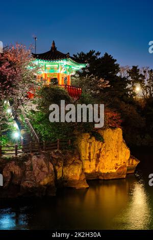 Étang avec Yongyeon Yongyeon Pavilion illuminé la nuit, îles Jeju, Corée du Sud Banque D'Images