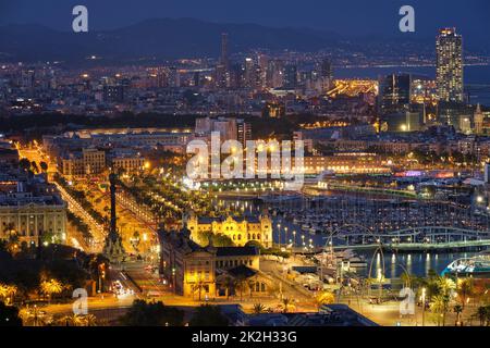 Vue aérienne de la ville de Barcelone et port avec bateaux disponibles Banque D'Images