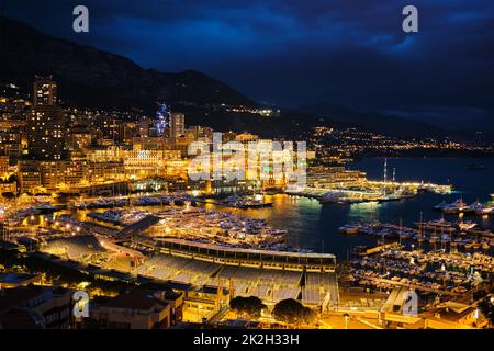 Vue de Monaco dans la nuit Banque D'Images