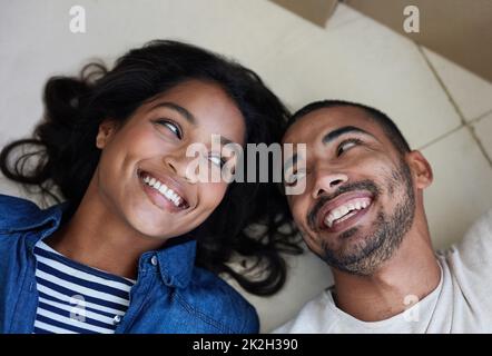 Ils font ressortir le meilleur l'un dans l'autre. Photo d'un jeune couple affectueux qui se détend à la maison ensemble. Banque D'Images