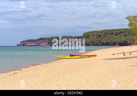 Kayaks de mer prêts à partir Banque D'Images