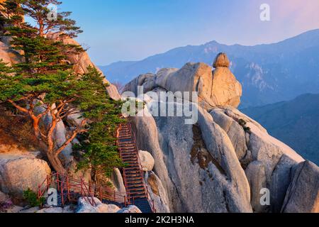 Vue de Ulsanbawi pic sur le coucher du soleil. Le Parc National de Seoraksan, Corée du Sud Banque D'Images