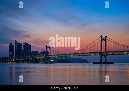 Pont Gwangan sur le lever du soleil. Busan, Corée du Sud Banque D'Images