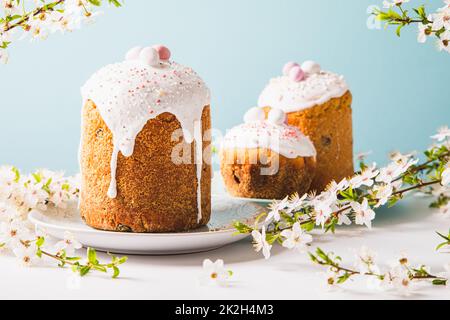 Gâteau de Pâques avec glace givrante et décoration. Carte postale avec pain de Pâques. Traditions chrétiennes. Copier l'espace. Arrière-plan blanc. Banque D'Images