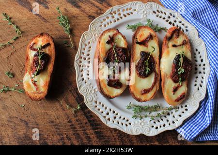 La bruschetta avec de la mozzarella, tomates séchées et thym Banque D'Images