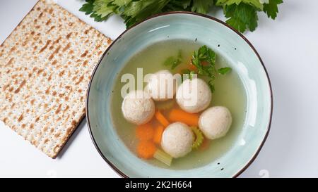 Bouillon de poulet juif avec pétrillach (boulettes faites avec un repas de matzo) soupe au ballon de matzo Banque D'Images