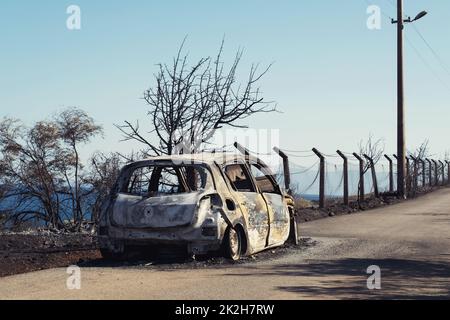 Izmir, Turquie - 23 juillet 2022: Vue arrière de la voiture brûlée il suit le feu de forêt à Derya site Seferihisar Izmir Turquie. Banque D'Images