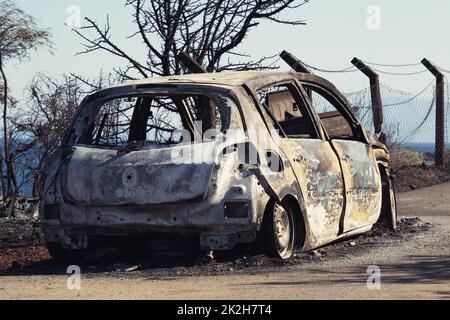 Izmir, Turquie - 23 juillet 2022: Vue arrière de la voiture brûlée il suit le feu de forêt à Derya site Seferihisar Izmir Turquie. Banque D'Images