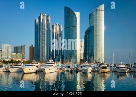 Busan marina avec des yachts sur le coucher du soleil, de Corée du Sud Banque D'Images