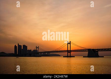 Pont Gwangan sur le lever du soleil. Busan, Corée du Sud Banque D'Images