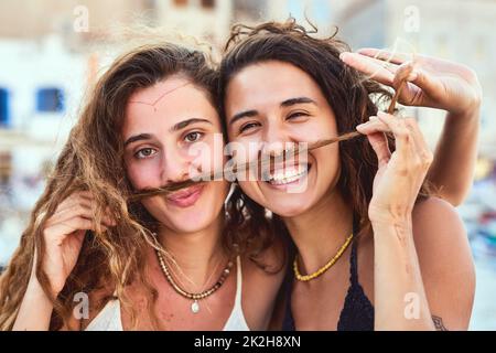 Elle me fait découvrir le plaisir. Photo courte de copines en vacances. Banque D'Images